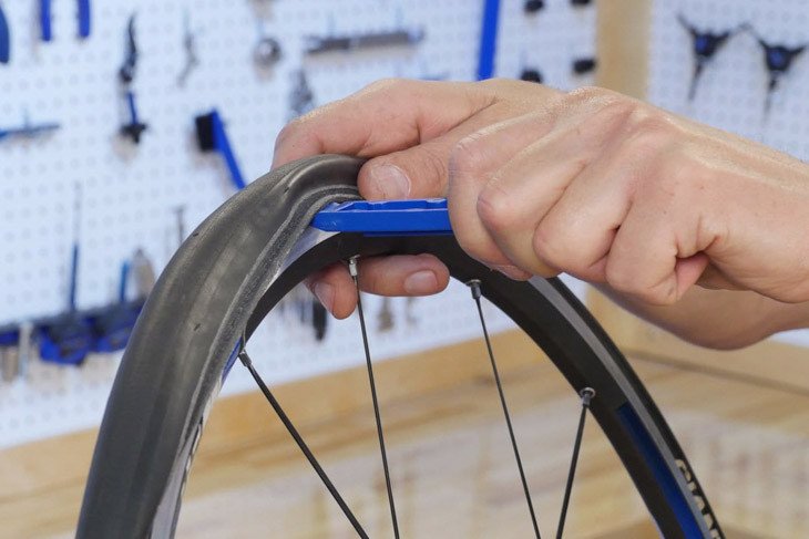 Thao tác vá săm ngay tại chỗ bằng bộ vá chuyên dụng