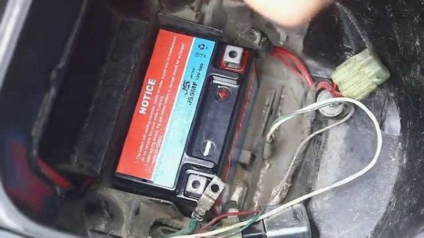 Thay ắc quy xe máy cần lựa chọn loại phù hợp với dòng xe