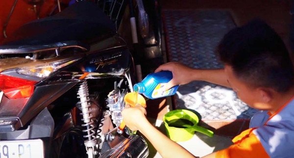 Thay dầu nhớt định kỳ là cách bảo vệ động cơ xe máy khỏi tình trạng bị ì khi lên ga