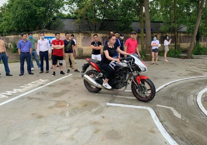 Thí sinh đang chuẩn bị thi lý thuyết lái xe máy tại trung tâm đào tạo