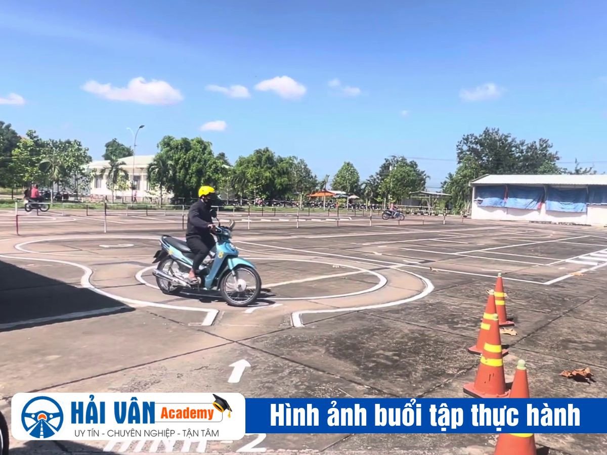 Thí sinh thực hiện bài thi thực hành kỹ năng lái xe máy trên sa hình