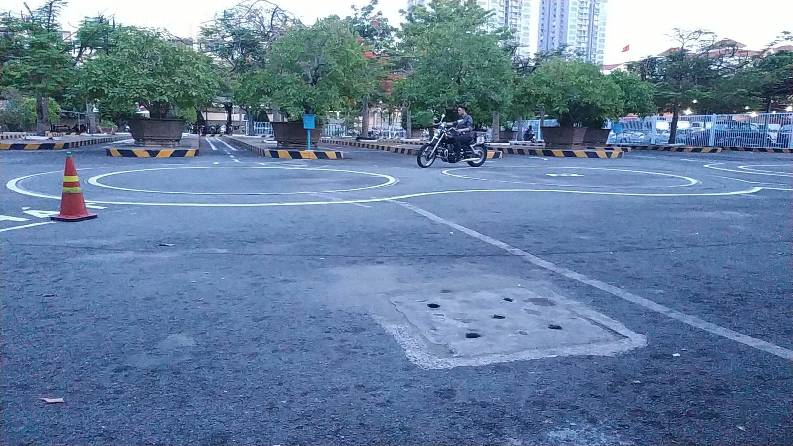 Thí sinh thực hiện bài thi thực hành lái xe máy hạng A1