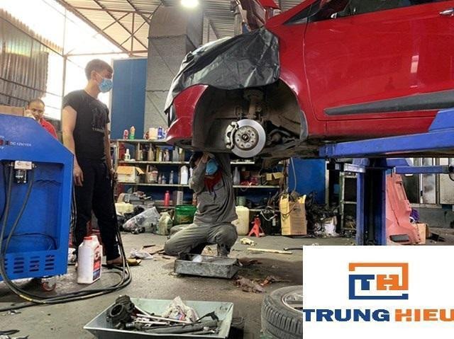 Thiết bị chẩn đoán lỗi điện tử đang được kỹ thuật viên sử dụng trên ô tô