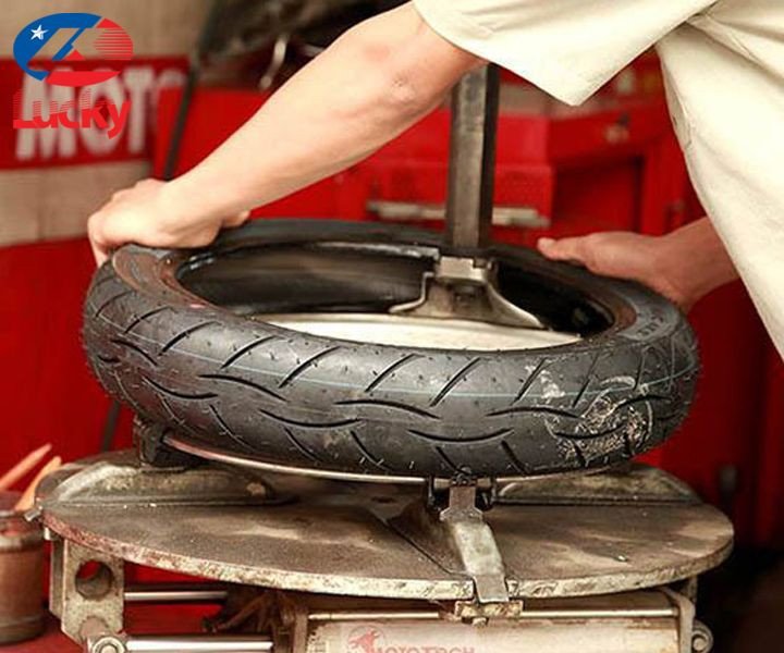 Thiết bị chuyên dụng giúp quá trình thay lốp xe máy diễn ra nhanh chóng và an toàn