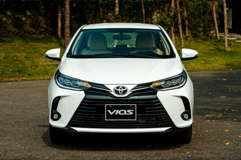Thiết kế đầu xe Toyota Vios 5 chỗ, tập trung vào lưới tản nhiệt và cụm đèn pha