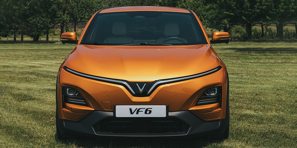 Thiết kế đầu xe VinFast VF6 với dải đèn LED chữ V đặc trưng