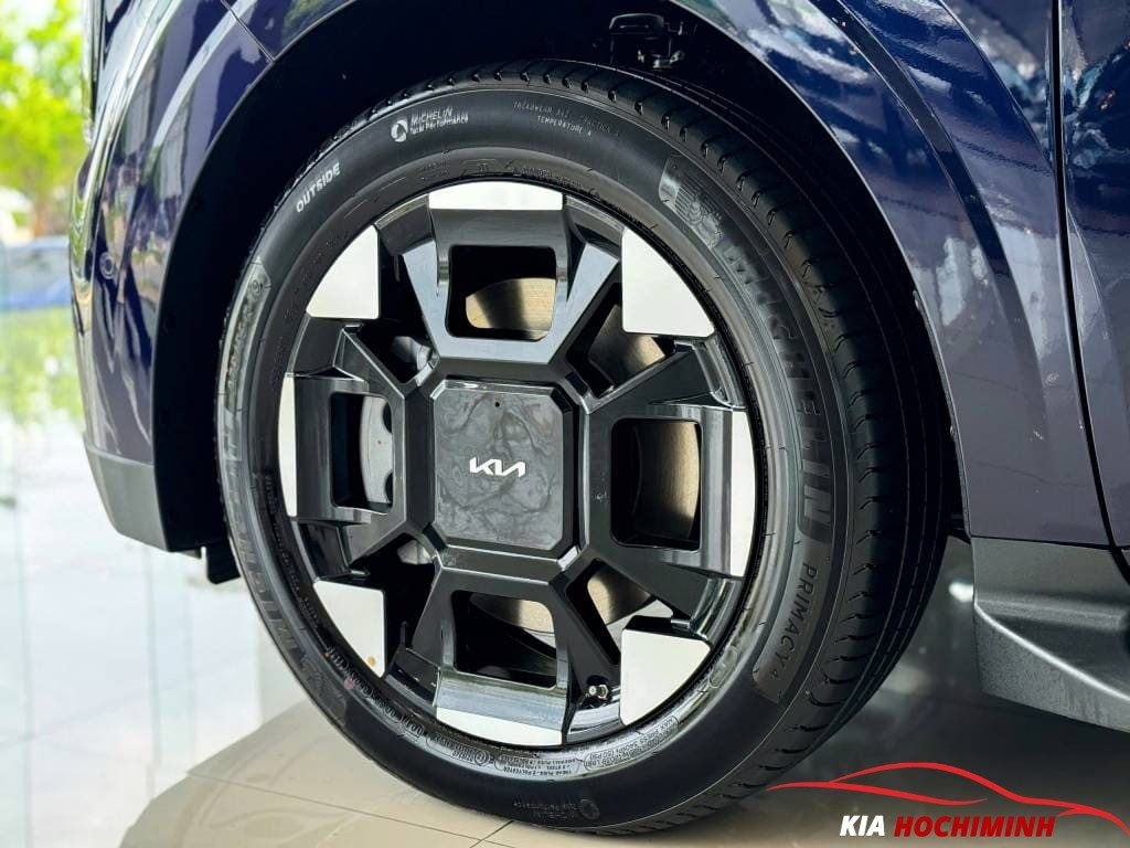 Đánh Giá Chi Tiết **Xe Kia Carnival 9 Chỗ** Mới Nhất Thiết kế mâm xe 19 inch của Kia Carnival