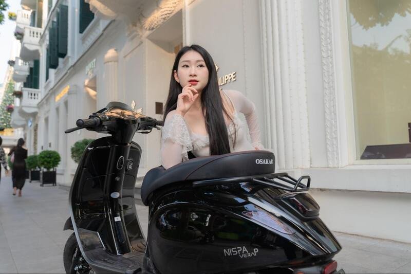 Thiết kế ốp pô độc đáo cùng đèn pha LED hiện đại cả tôn lên nét sang trọng và tiện ích của xe