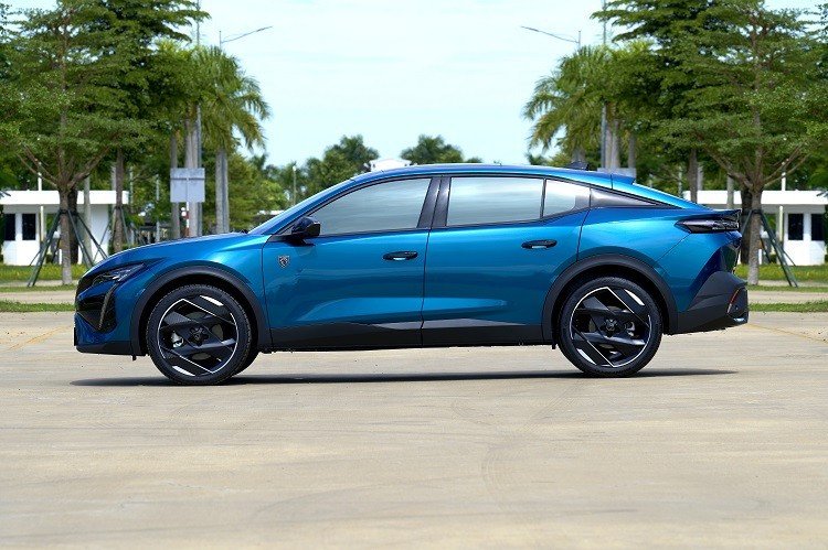 Thiết kế thân xe Coupe năng động của Peugeot 408