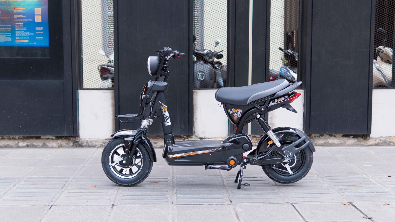 Thợ đang thực hiện quy trình vá lốp xe máy điện bằng dụng cụ chuyên dụng