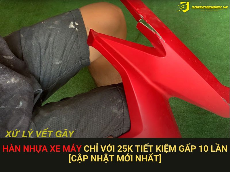 Thợ hàn nhựa xe máy chuyên nghiệp đang thực hiện sửa chữa dàn áo xe bị hỏng
