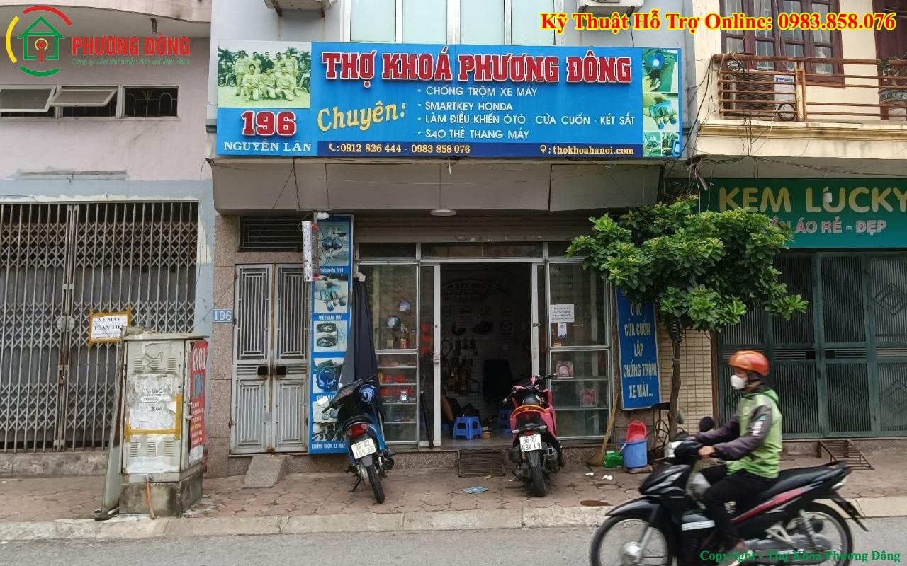 Thợ khoá xe máy đang chuẩn bị dụng cụ để cắt chìa khóa mới