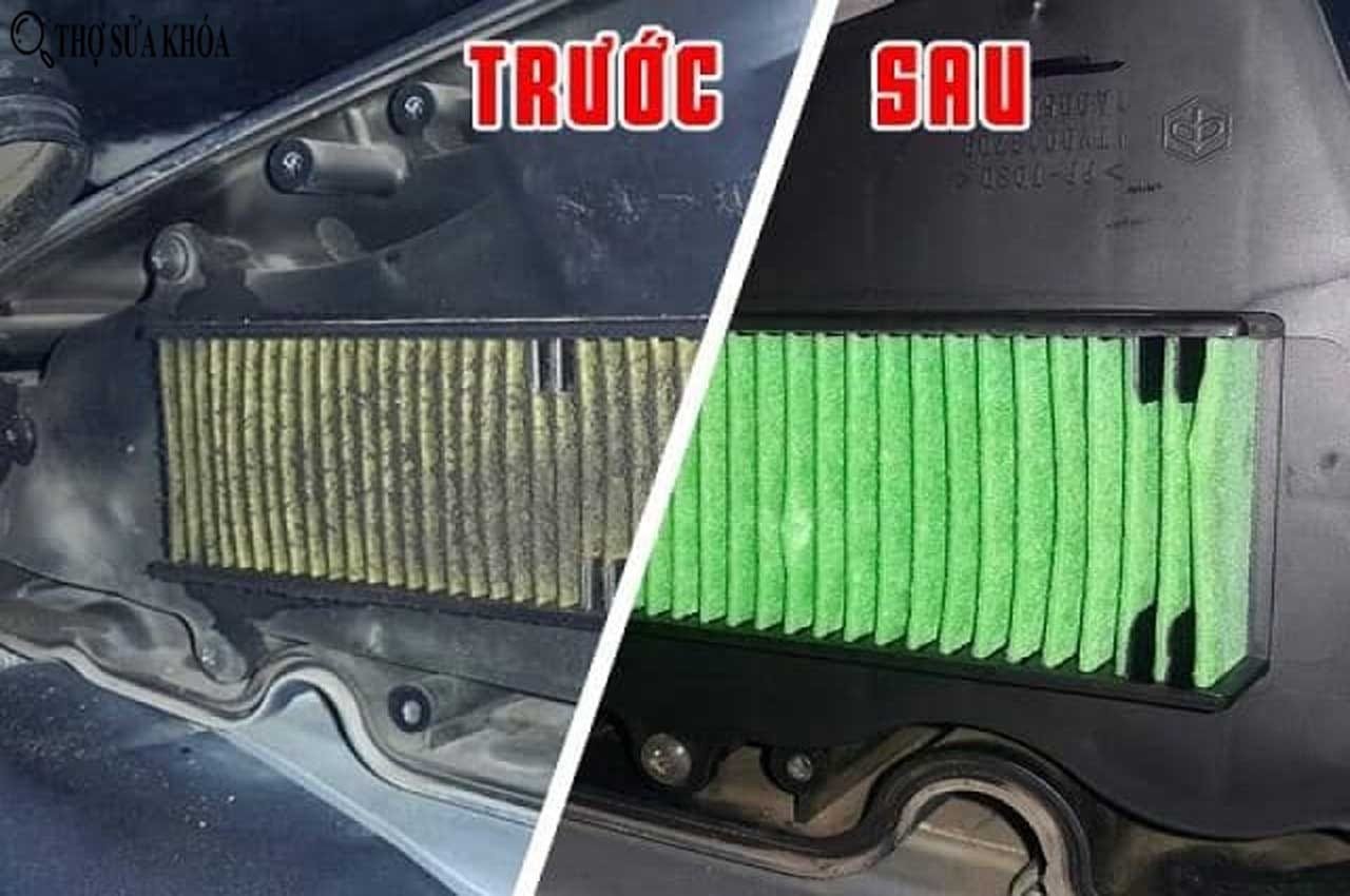 Thợ kỹ thuật đang làm sạch lọc gió xe máy