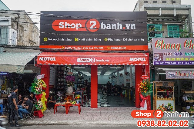 Thợ kỹ thuật đang thay thế bình ắc quy cho một chiếc xe tay ga