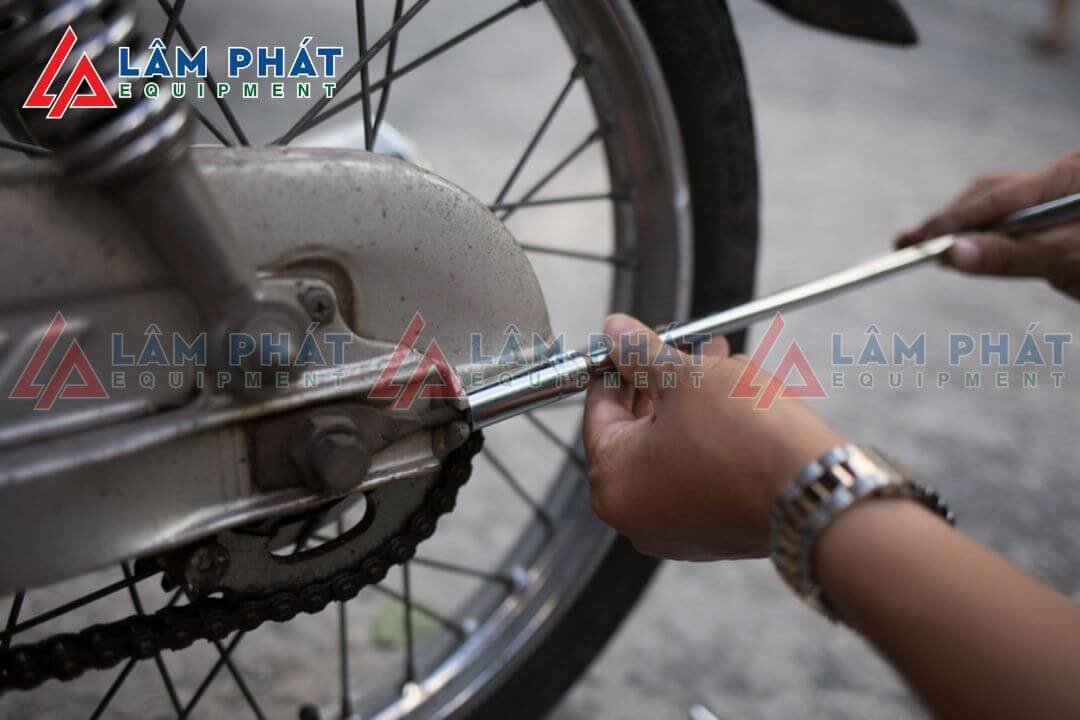 Thợ sửa xe đang thực hiện công việc tăng chỉnh độ căng của dây sên