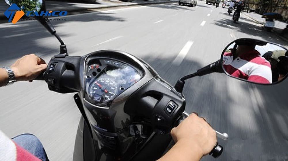 Thợ sửa xe kiểm tra và căn chỉnh gọng xe