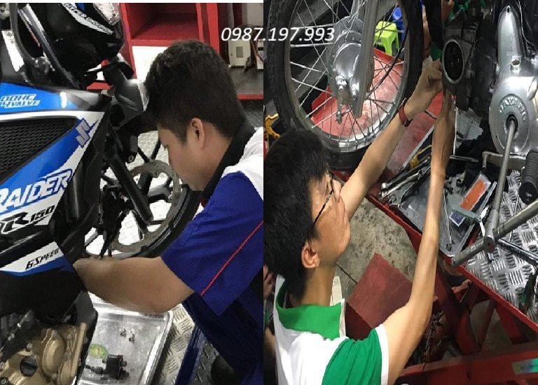 Thợ sửa xe máy chuyên nghiệp đang kiểm tra động cơ xe tay ga trên đường