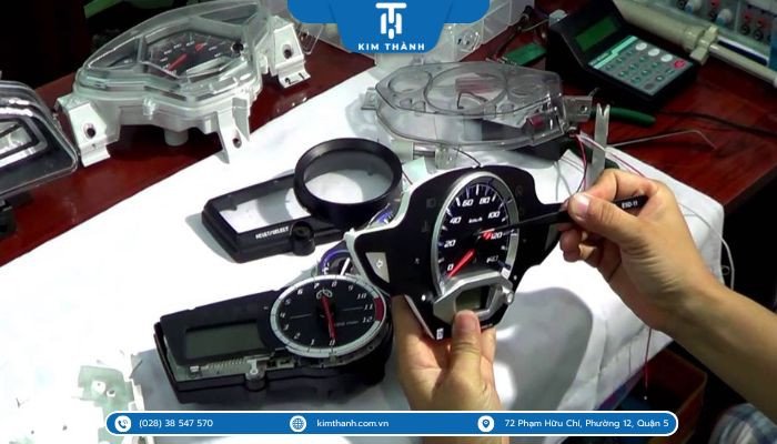 Thực hiện các bước thay thế dây công tơ mét một cách cẩn thận