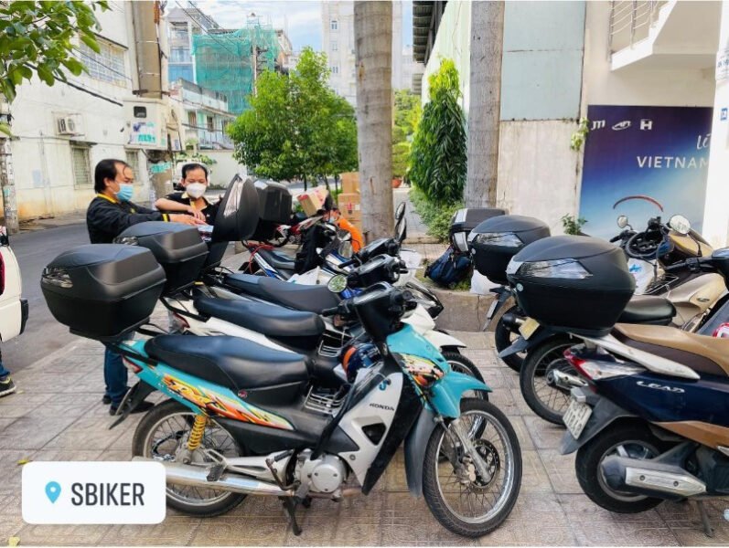 Thùng hông xe máy Givi gắn hai bên hông xe