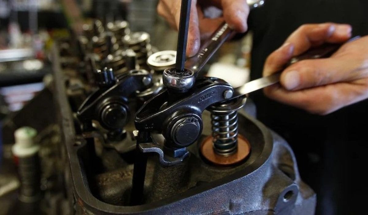 Thước đo chuyên dụng được sử dụng để kiểm tra khe hở xupap