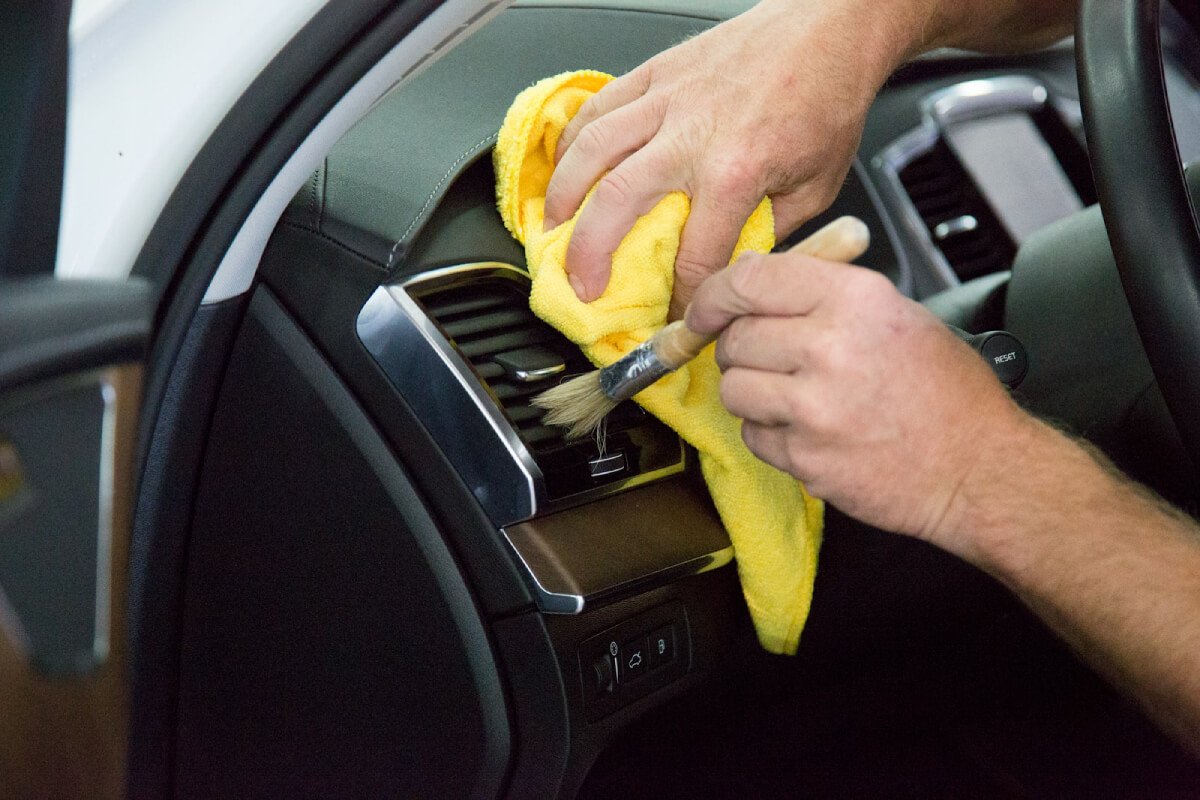 Thường xuyên lau dọn các bộ mặt trên ô tô