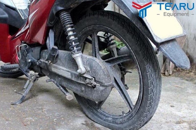 Tình huống nổ lốp xe máy bất ngờ trên đường