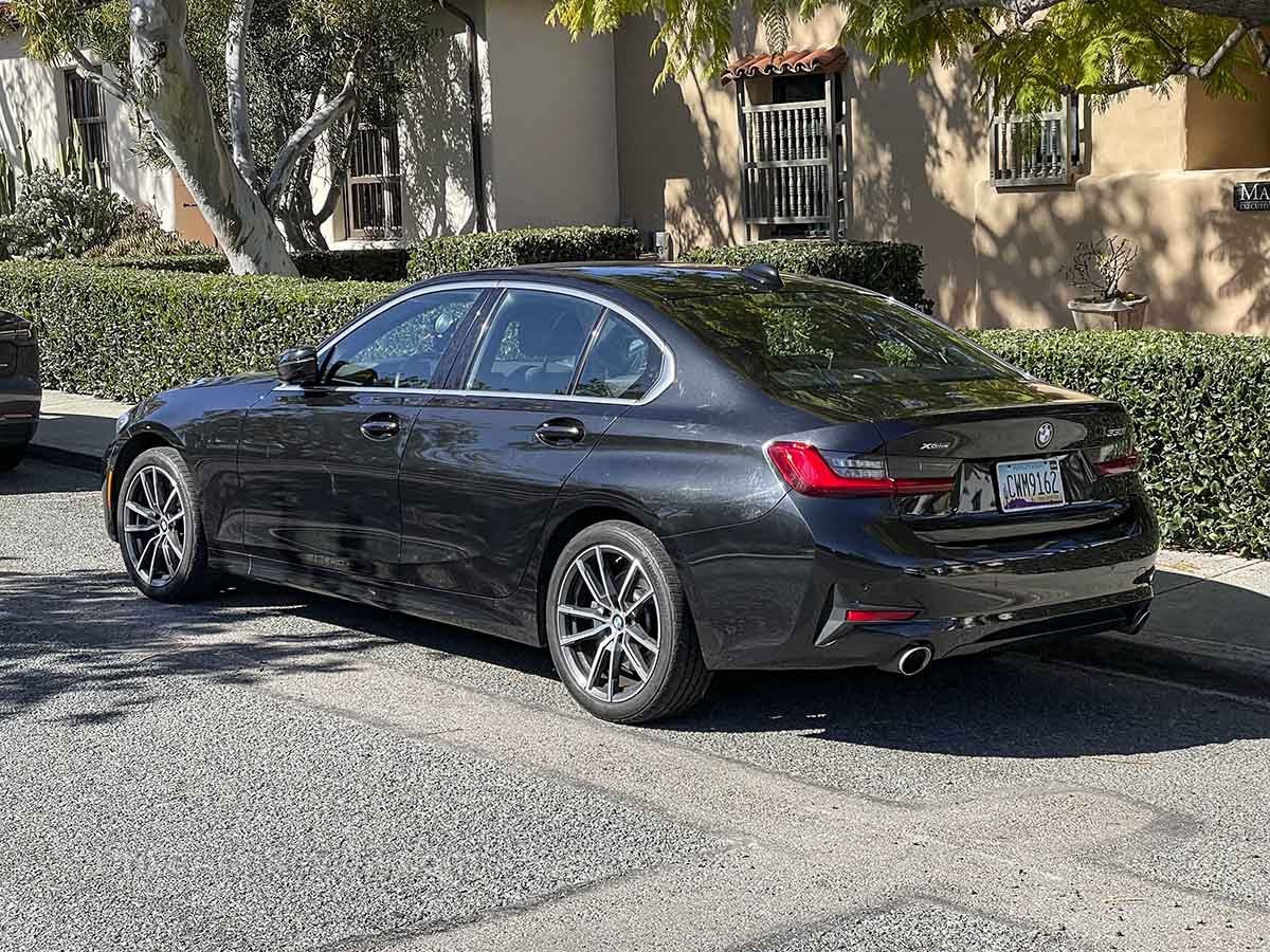 Toàn cảnh chiếc BMW 330i màu đen bóng bẩy