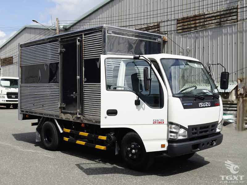 Tổng quan một chiếc xe tải Isuzu 1 tấn thùng kín màu xanh đang đỗ trên đường