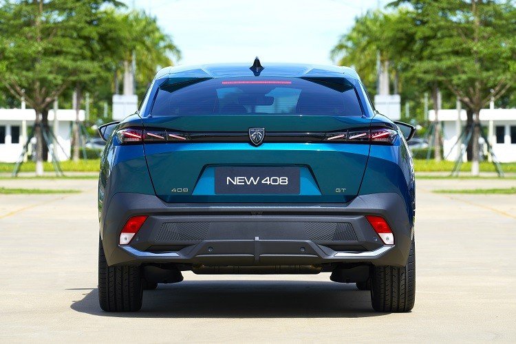 Tổng thể phần đuôi xe Peugeot 408 với đèn hậu sắc nét