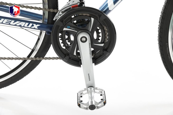 Tra dầu bôi trơn vào trục cần đạp để đảm bảo sự trơn tru khi vận hành