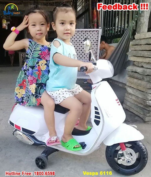 Trẻ em vui vẻ chơi đùa ngoài trời với xe đồ chơi