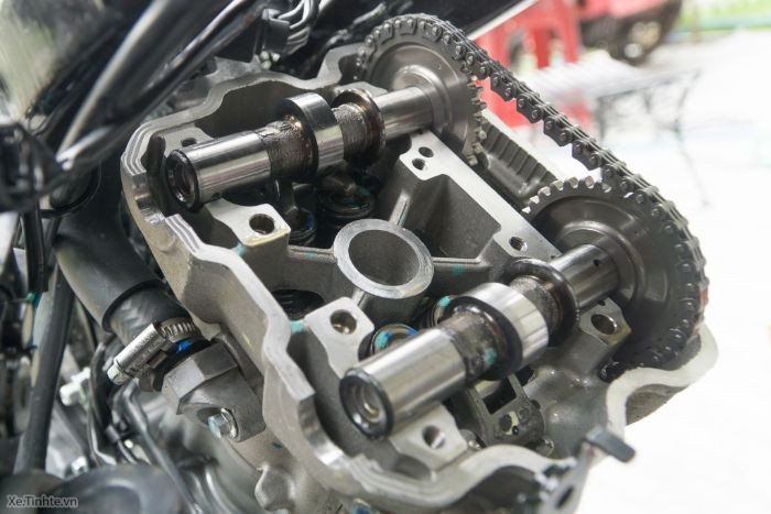 Trục cam xe máy đã qua sử dụng bị mòn và có dấu hiệu hư hỏng