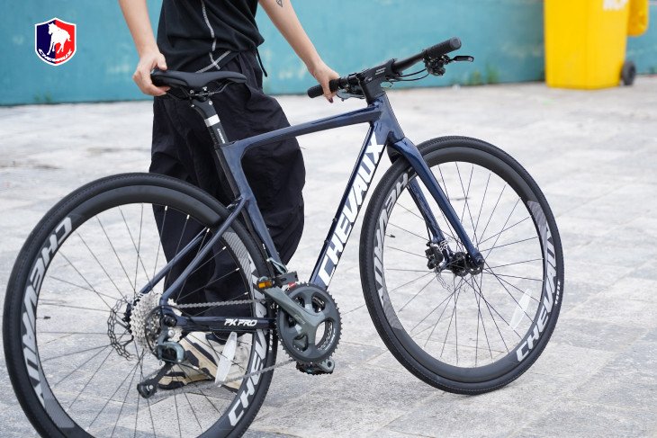 Trục cần đạp xe máy bị kẹt do rỉ sét và thiếu dầu bôi trơn