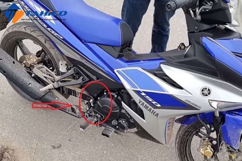 Tư thế đạp chân khởi động xe số đúng cách