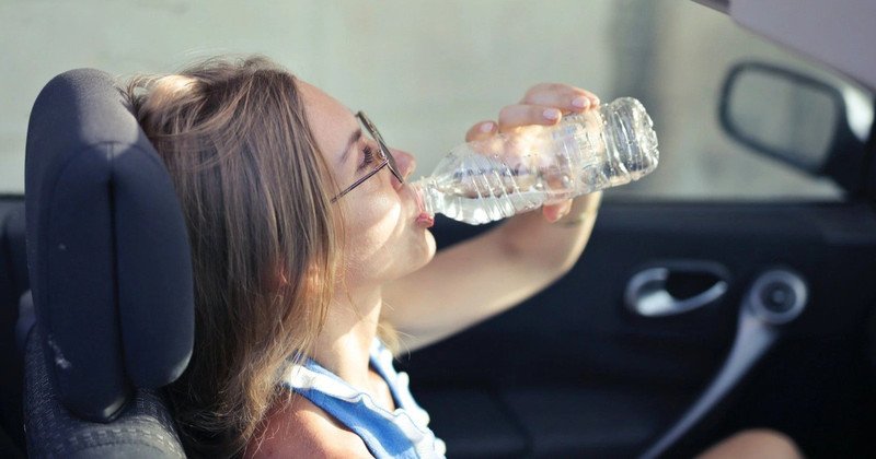 Tư thế ngồi ổn định khi cần kiểm soát việc đi tiểu trên xe