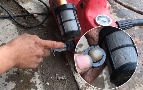 Vệ sinh đầu lọc nước đầu vào của máy rửa xe để đảm bảo dòng nước sạch