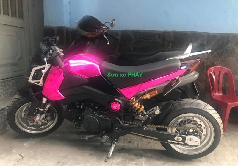 Vết sơn bám trên thân xe máy màu đen