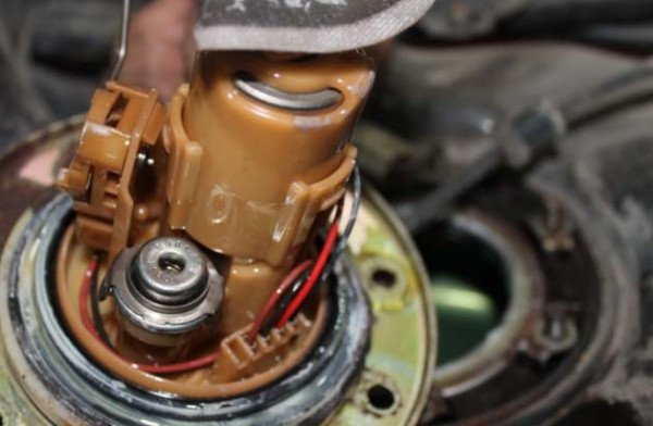 Vị trí bơm xăng bên trong bình xăng xe máy