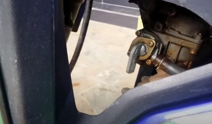 Vị trí của bộ phận kiểm soát xăng trên xe số phổ thông