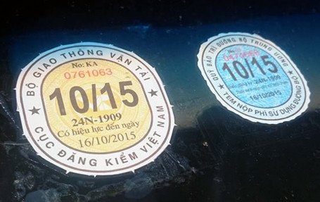 Vị trí dán tem kiểm định trên kính chắn gió ô tô