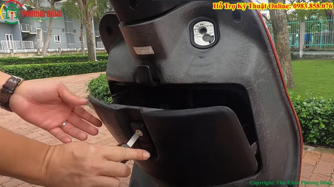Vị trí ổ khóa mở hộc trước xe Lead đời cũ