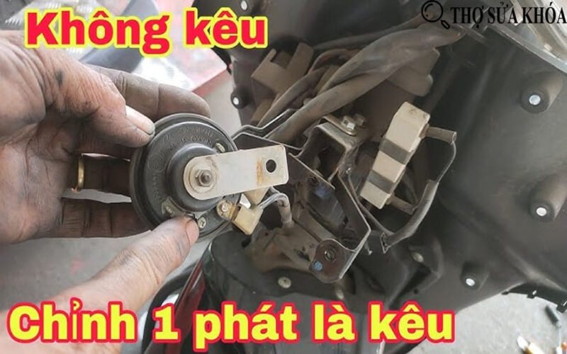 Vị trí ốc điều chỉnh âm lượng trên còi xe máy