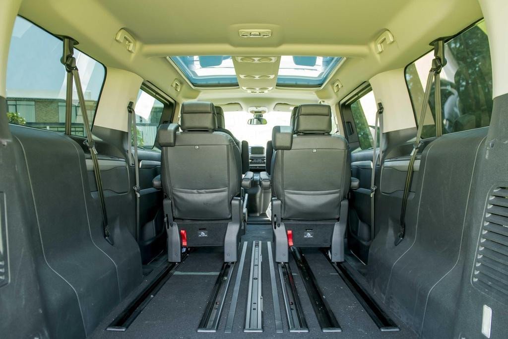 Vô lăng bọc da thể thao của xe Peugeot Traveller