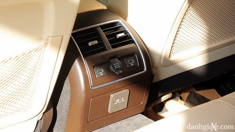 Vô lăng bọc da tích hợp điều khiển chức năng