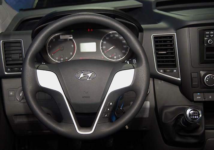 Vô lăng trợ lực và cụm đồng hồ trung tâm hiển thị rõ ràng các thông số quan trọng