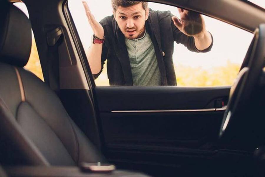 Xác định vị trí chốt cửa xe ô tô