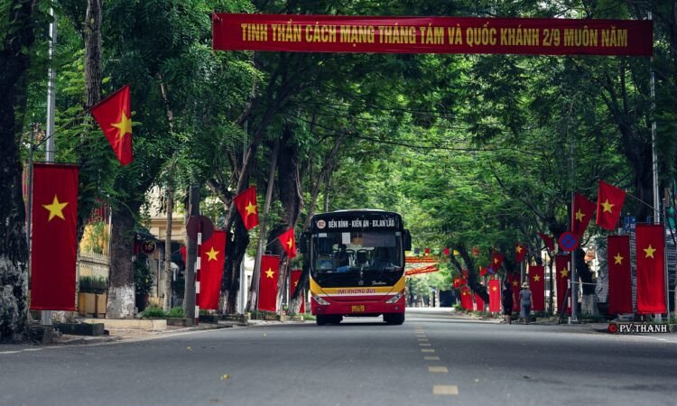 Xe buýt là phương tiện tiết kiệm để đến bến xe Vĩnh Niệm