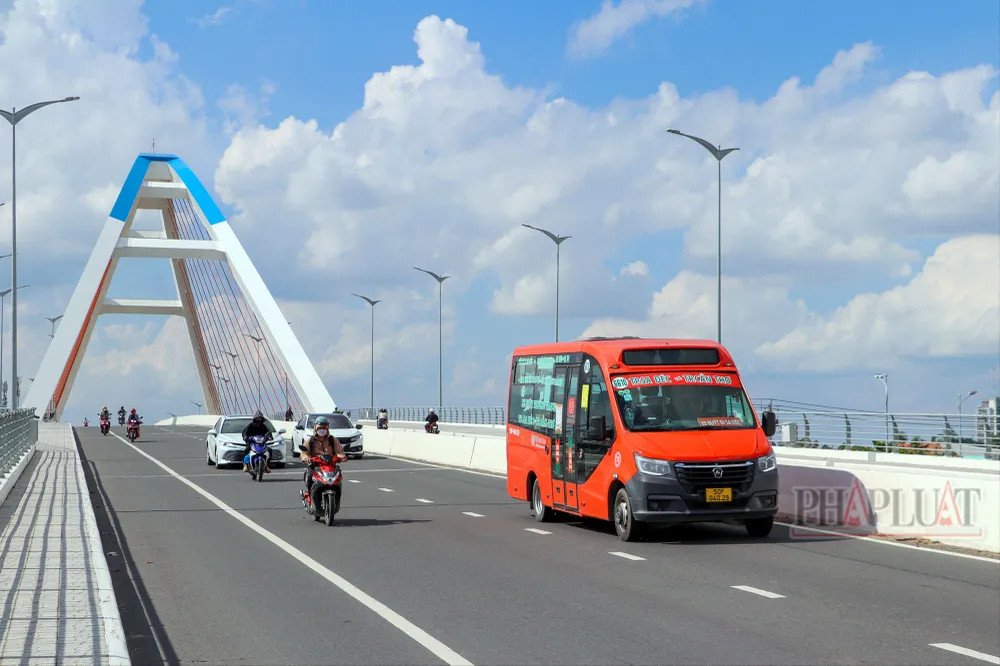 Xe buýt Phương Trang đang đỗ tại bến xe liên tỉnh ở miền Tây