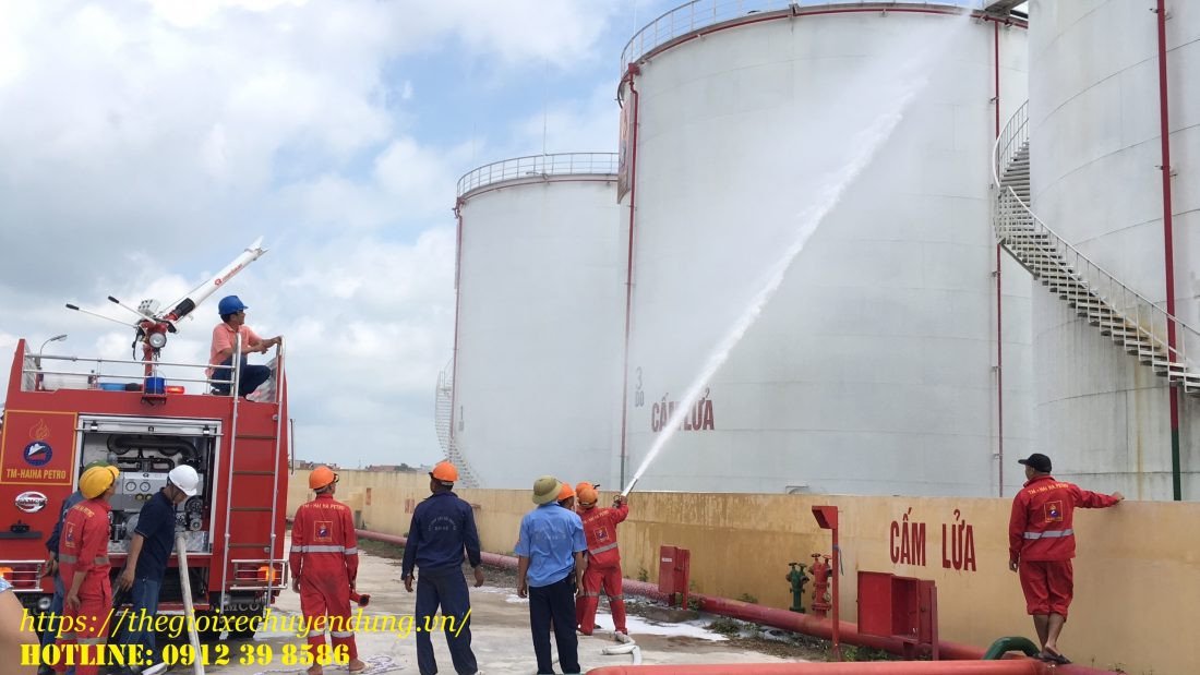 Xe cứu hỏa màu đỏ nổi bật trên đường phố