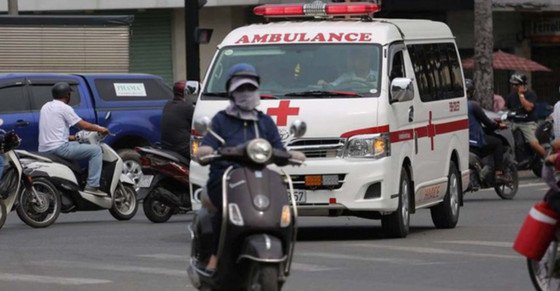 Xe cứu thương đang đi làm nhiệm vụ khẩn cấp trên đường